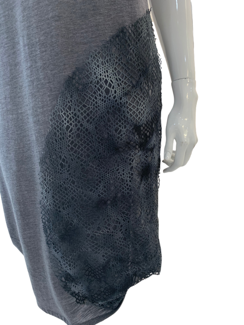 UR003